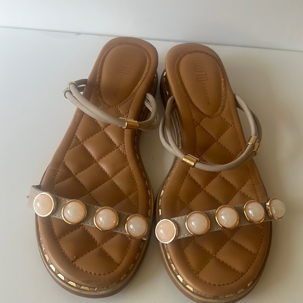 Dusto Sandals, with Pearl and Gold Tone Features, SZ 36